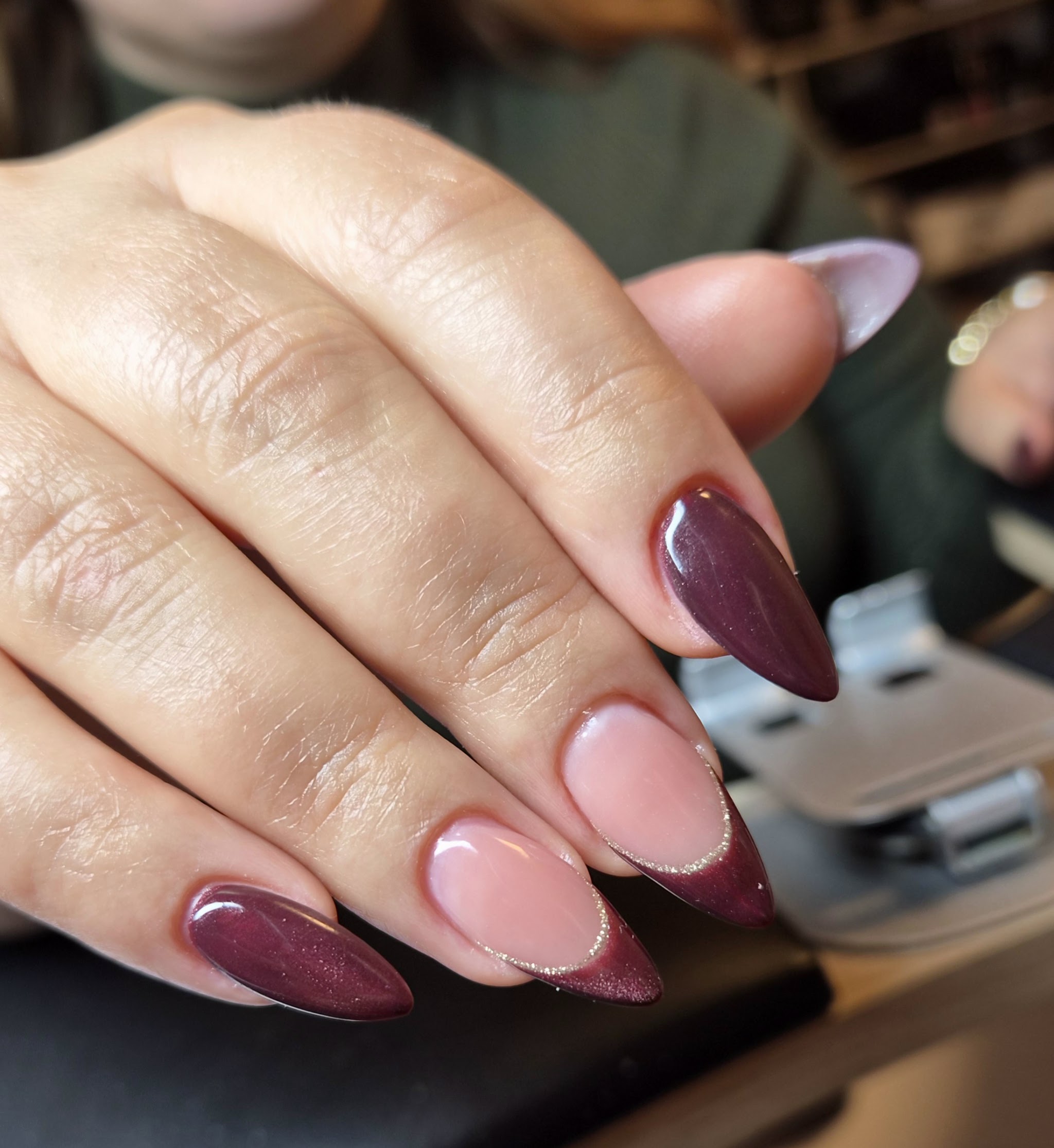 Amandelnagels in bordeaux en nude met een fijne French-rand