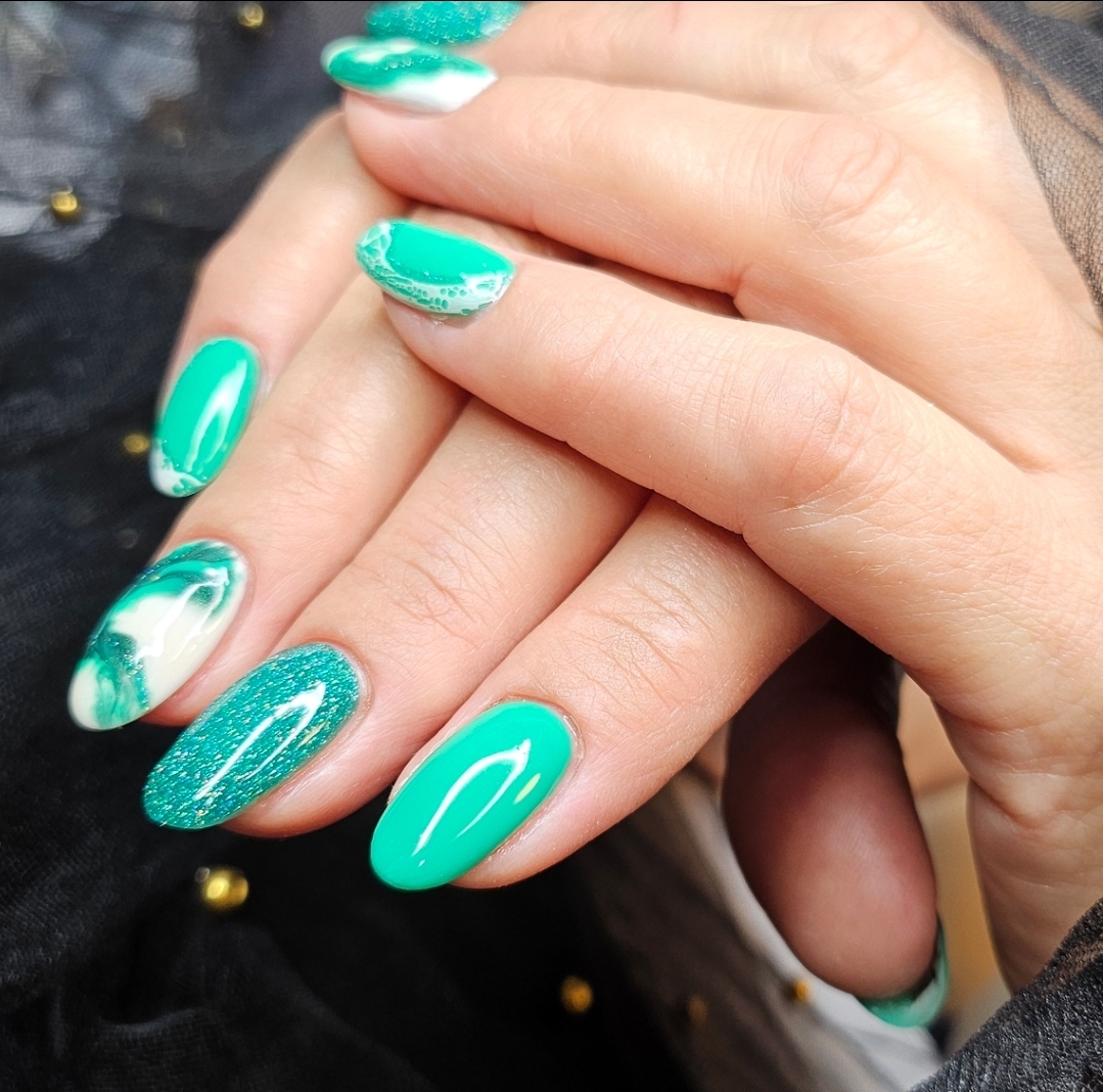 Mintgroene nagels met glitter en een witte marmerafwerking