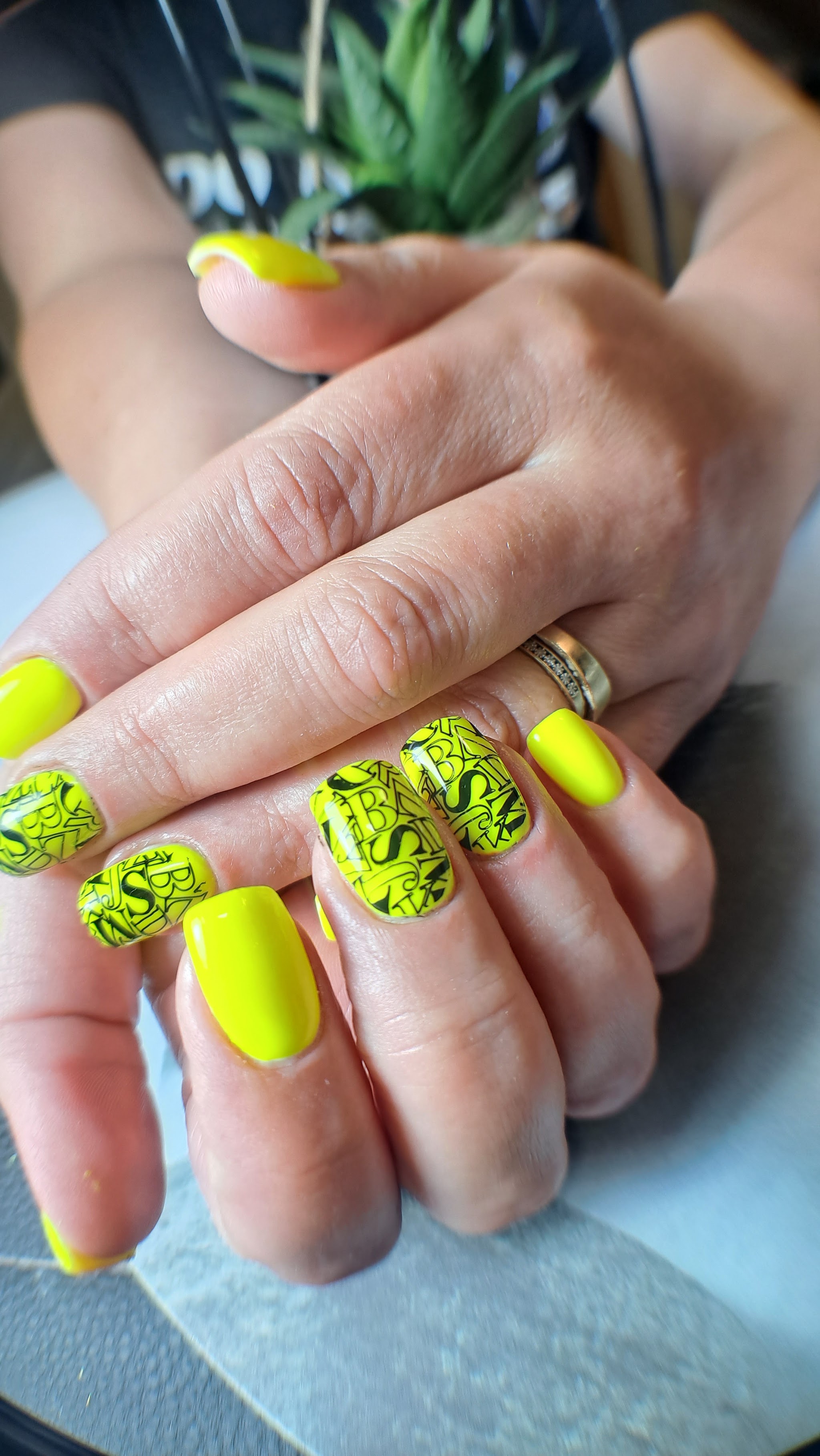 Neongele nagels, een paar met een zwart patroon